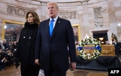 Presiden AS Donald Trump (kanan) dan Ibu Negara Melania Trump meninggalkan Rotunda Gedung Capitol, Washington DC, setelah memberikan penghormatan bagi almarhum Penginjil Billy Graham, 28 Februari 2018.