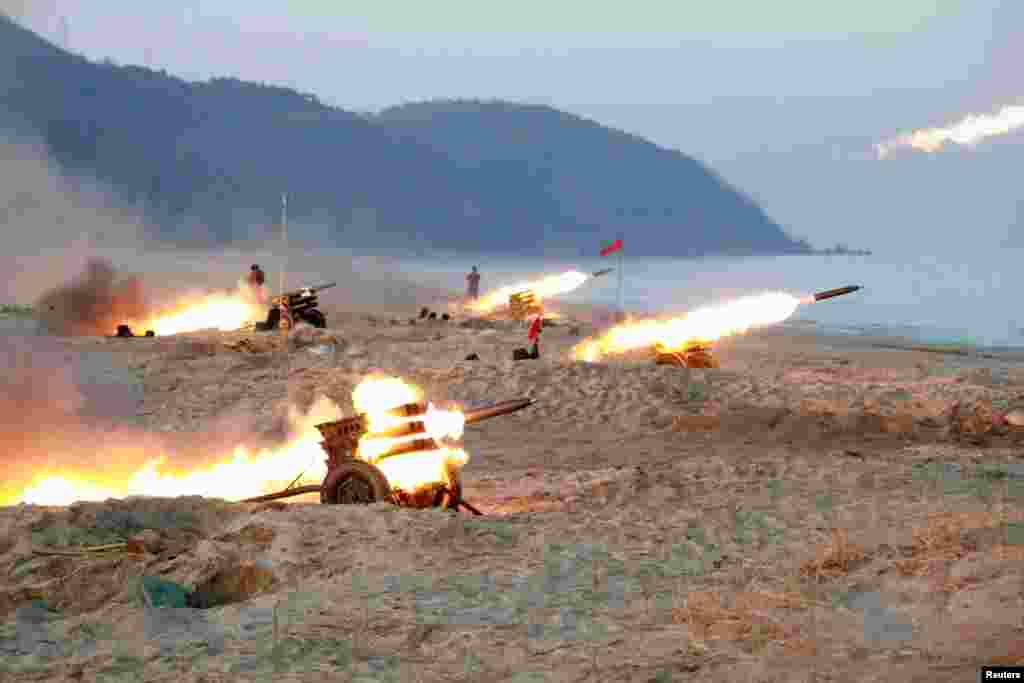 Roket-roket ditembakkan dari sistem pelontar roket ganda (MLRS) di tempat yang tidak disebutkan di Korea Utara (foto: KCNA).