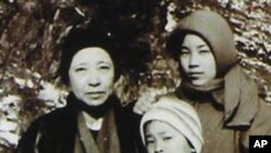 함경남도 요덕수용소에서 찍은 것으로 알려진 신숙자씨와 두 딸 혜원·규원 씨 (자료사진)
