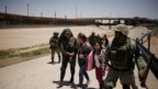 Lính Mexico áp giải hai mẹ con di dân từ Nicaragua đang tìm cách vượt biên vào Mỹ