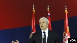 Srbijanski predsjednik Tadić je dobio sve američke pohvale zbog hapšenja Gorana Hadžića, dva mjeseca nakon što je uhapšen Ratko Mladić