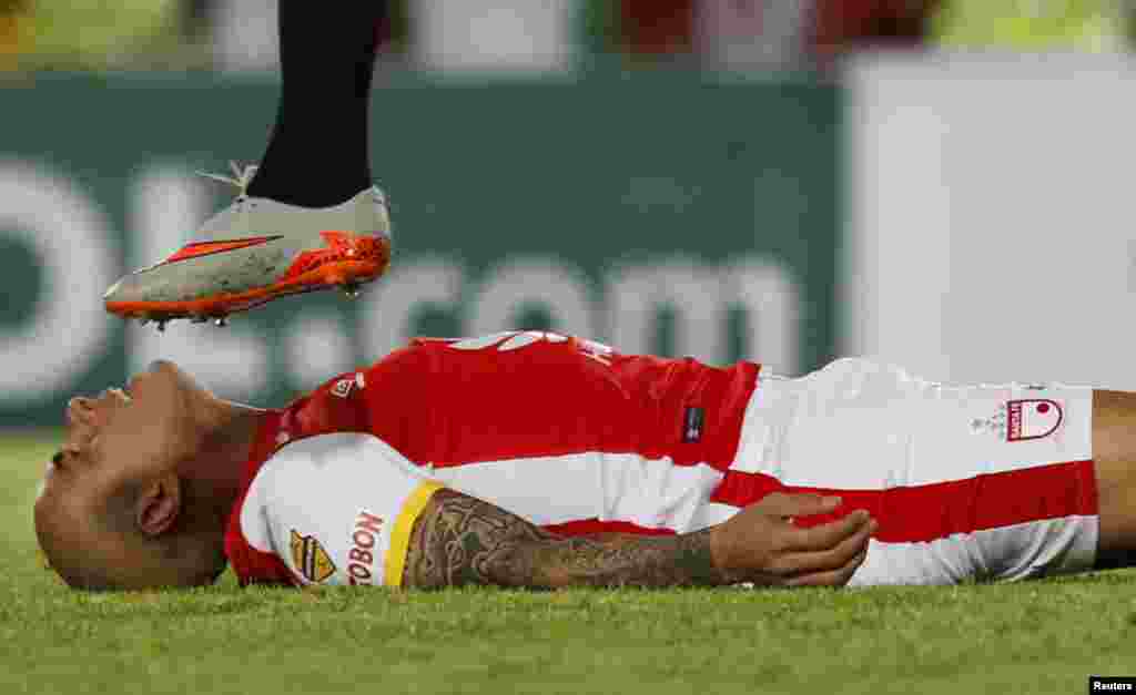 កីឡាករ Omar Perez នៃក្រុមបាល់ទាត់ Santa Fe នៅប្រទេសកូឡុំប៊ី បង្ហាញភាពសោកស្តាយ បន្ទាប់ពីបាត់បង់ឱកាសស៊ុតបញ្ចូលទីតទល់នឹងក្រុម Sportivo Luqueno នៅអំឡុងពេលការប្រកួតពានរង្វាន់ Copa Sudamericana នៅក្រុងបូកូតា ប្រទេសកូឡុំប៊ី។