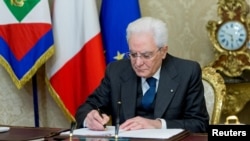 سرجیو ماتارلا عصر روز پنجشنبه طی حکمی در کاه ریاست جمهوری در رم، انحلال پارلمان ایتایلا را رسما امضا کرد.