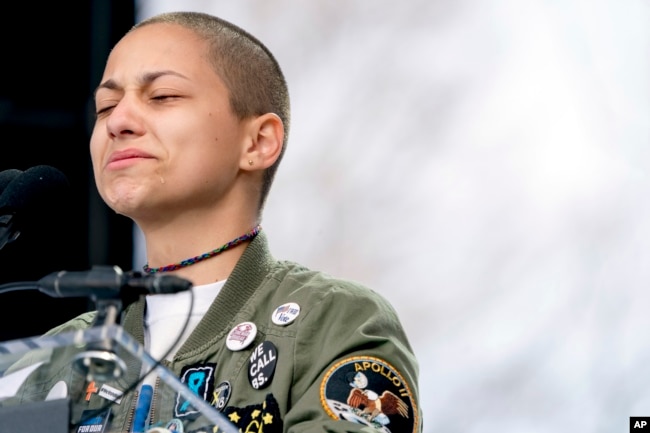 Emma Gonzalez, một người sống sót sau vụ xả súng ở Florida, rơi nước mắt trong lúc cô đứng im trên bục phát biểu tại cuộc tập hợp "March for Our Lives" ở Washington.