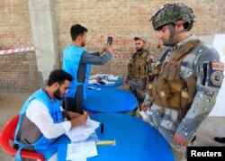 지난 28일 아프가니스탄 잘랄라바드에서 경찰이 대선 투표를 하고 있다.