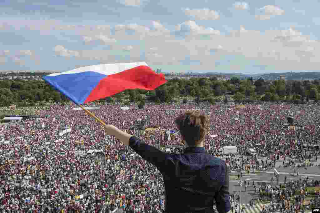 체코 수도 프라하에서 시민들이 안드레이 바비스 체코 총리의 사임을 요구하는 가운데 남성이 체코 국기를 흔들고 있다.&nbsp;