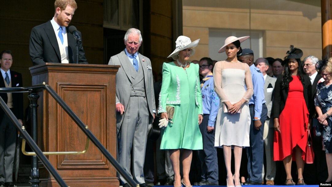 Pangeran Harry and istrinya Meghan Markle di acara pesta kebun di Istana Buckingham bersama Pangeran Charles dan istrinya Camilla yang bergelar Duchess of Cornwall, 22 Mei 2018.