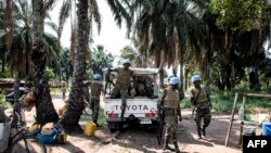 Les soldats ghanéens de la Mission de stabilisation de l'Organisation des Nations Unies en République Démocratique du Congo (MONUSCO) arrivent dans un village du district de Kamonia, l'une des zones les plus touchées par les conflits dans la région du Kasai.