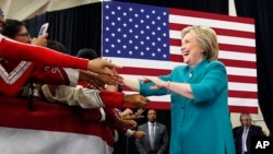 Hillary Clinton melakukan kampanye di sebuah SMA di Oxnard, California, Sabtu (4/6).