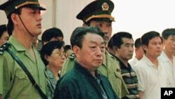 北京前市长陈希同1998年在法庭上(资料照片)