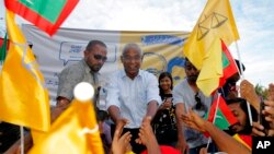 Ibrahim Mohamed Solih (tengah), presiden terpilih Maladewa, menyalami para pendukungnya dalam pertemuan di Male, Maladewa, 24 September 2018. (Foto: dok).