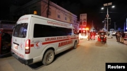 Ambulans terlihat berada di sekitar lokasi ledakan di Mogadishu, Somalia, 27 November 2020. (Foto: dok).