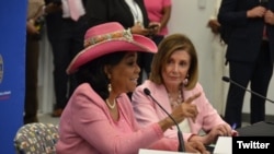 Depite Frederica Wilson (agoch) ak Prezidant Cham Depite a, Nancy Pelosi, Miami, Florid, 3 Okt. 2019. (Foto: @RepWilson Twitter).