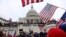 ARHIVA - Pristalice Donalda Trumpa ispred zgrade Kongresa, 6. januara 2021. (Foto: AP)