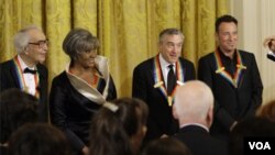 La seguridad del Kennedy Center esta a cargo del servicio secreto cuando el presidente esta allí. Todos los invitados mostraron sus tiquetes en la entrada.