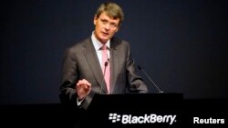 CEO BlackBerry Thorsten Heins berpidato dalam pertemuan tahunan perusahaan tersebut di Ontario, Juli lalu.