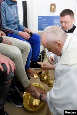 Paus Fransiskus membasuh kaki para tahanan remaja di lapas Casal del Marmo, di Roma, Italia, 6 April 2023. (Foto: Vatican media via Reuters)