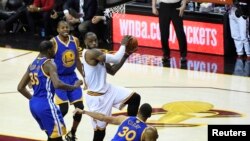 LeBeron James (23) contre Kevin Durant (35) et Steph Curry (30) des Golden State Warriors, finales NBA 2017, Quicken Loans Arena, Cleveland, Ohio, le 9 juin 2017 (Kyle Terada-USA TODAY Sports)