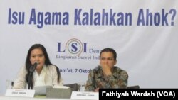 Ardian Sopa dan Dewi Arum, peneliti Lembaga Survei Indonesia di Kantornya (foto: VOA/Fathiyah Wardah)