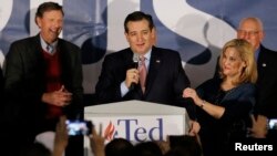 បេក្ខជន​ប្រធានាធិបតីនៃ​គណបក្ស​សាធារណរដ្ឋ លោក Ted Cruz ជាមួយ​ភរិយា​របស់​លោក​អ្នកស្រី Heidi Cruz ថ្លែង​ក្រោយ​ពេល​បាន​ឈ្នះ​ការ​ជួប​ប្រជុំ​គណបក្ស​នៅ​រដ្ឋ Iowa កាលពីថ្ងៃទី១ ខែ​កុម្ភៈ​ ឆ្នាំ២០១៦។