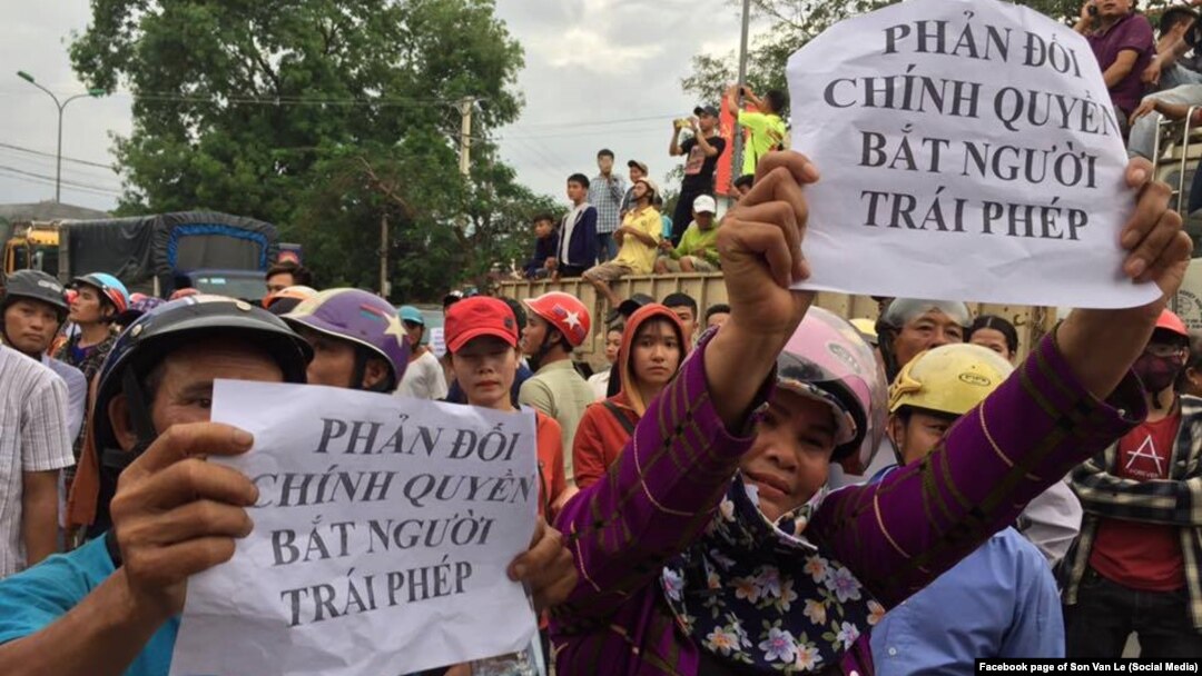 Người dân biểu tình phản đối vụ bắt nhà hoạt động Hoàng Đức Bình tại Diễn Châu, Nghệ An, ngày 15/5/2017.