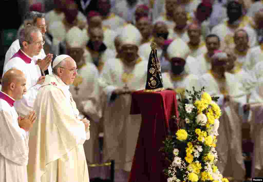 Pope Francis leads a mass at the Sao Sebastiao Cathedral in Rio de Janeiro, July 27, 2013.