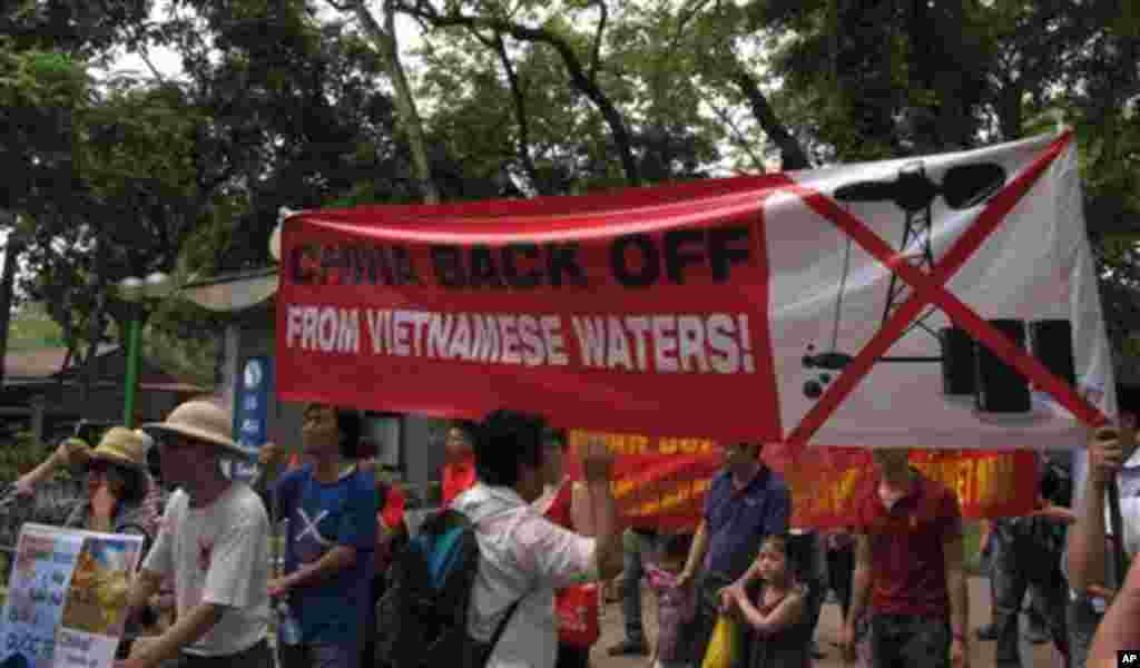 Demonstrasi anti-China di depan di depan Kedutaan Besar China di Hanoi, Vietnam (11/5).