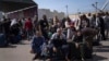 加沙地带的巴勒斯坦人在南部边境口岸等待进入埃及。（2023年10月16日）