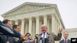 Michael Carvin, centre, avocat principal pour les pétitionnaires, parle à la journaliste devant la Cour suprême à Washington, le 4 Mars 2015.