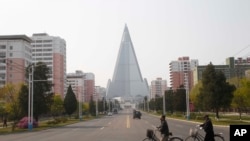 지난달 28일 북한 평양 주민들이 마스크를 쓰고 있다.