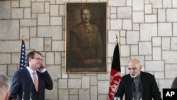 Menteri Pertahanan AS Ash Carter, kiri, mendengarkan pidato Presiden Afghanistan Ashraf Ghani dalam konferensi pers di Istana Presiden di Kabul, 21 Februari 2015. 