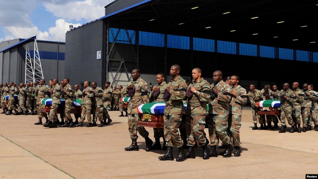 Tentara Afrika Selatan mengangkut jenazah 13 rekan mereka yang terbunuh di Republik Afrika Tengah dalam upacara di pangkalan militer Afsel di Pretoria (28/3). 