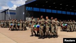 Tentara Afrika Selatan mengangkut jenazah 13 rekan mereka yang terbunuh di Republik Afrika Tengah dalam upacara di pangkalan militer Afsel di Pretoria (28/3). 