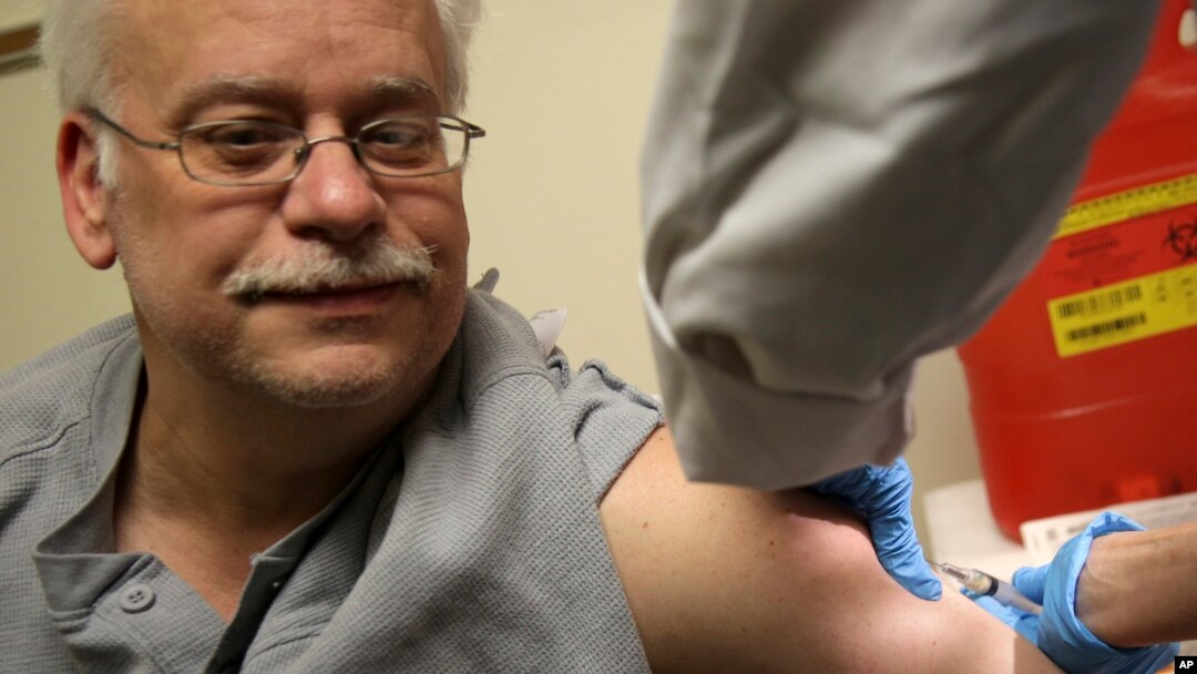 Steve Sierzega memperoleh vaksin MMR di Rockland County Health Department di Pomona, NY, Rabu, 27 Maret 2019 (foto: AP Photo/Seth Wenig)