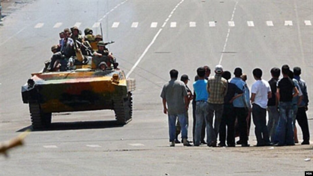 Tentara Kirgistan berkendaraan lapis baja mengamankan kota Osh, di Kirgistan selatan pasca kerusuhan berdarah, Jumat 11 Jun 2010.