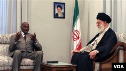 Ayatollah Khomeini (kanan) mengadakan pertemuan bilateral dengan Presiden Senegal Abdoulaye Wade (foto: dok)