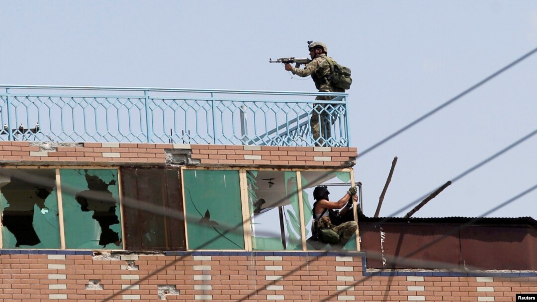 Tentara Afghanistan mengambil posisi di sebuah bangunan di penjara Jalalabad di mana militan ISIS bersembunyi Senin (3/8). 