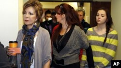 While riot police stand by, workers board a Chinese ship at Vung Ang port, Ha Tinh province, Vietnam, May 19, 2014.&nbsp;