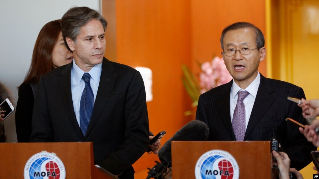 South Korean First Vice Foreign Minister Lim Sung-nam, right, and U.S. Deputy Secretary of State Antony Blinken hold a press conference after their meeting at the Foreign Ministry in Seoul, South Korea, Jan. 20, 2016. 