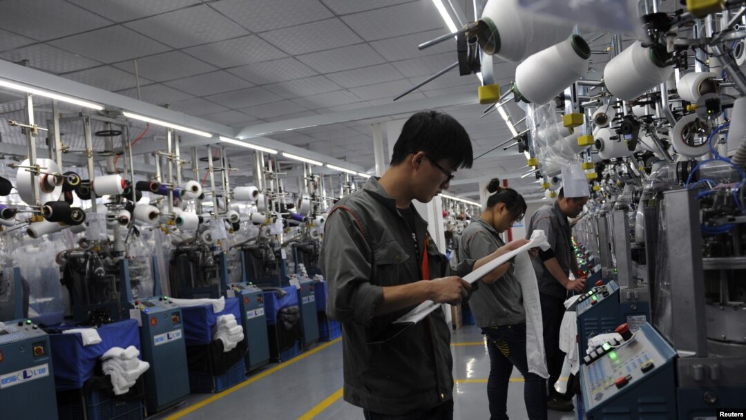 Mahasiswa di Tiongkok bekerja di pabrik garmen di Jiaxing, provinsi Zheijang. (Foto: Dok)