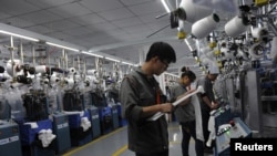 Công nhân dệt may tại nhà máy may mặc ở Gia Hưng, tỉnh Chiết Giang.