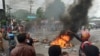 Aksi pembakaran ban saat berlangsungnya protes di sebuah jalan di Manokwari, Papua Barat, 19 Agustus 2019. (Foto: Antara Foto / Toyiban / via REUTERS)