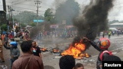 Aksi pembakaran ban saat berlangsungnya protes di sebuah jalan di Manokwari, Papua Barat, 19 Agustus 2019. (Foto: Antara Foto / Toyiban / via REUTERS)