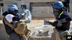 Members of a U.N. chemical weapons investigation team take samples, August, 2013. (FILE)