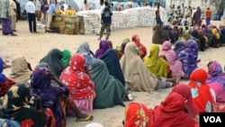 Mujeres somalíes aguardan para recibir alimentos en un campo de refugiados internos cerca de Mogadishu, la capital del país.