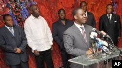 Firayim minista Guillaume Soro yana jawabi lokacin wata ganawa da shugaba Laurent Gbagbo (sanye da farar riga) da shugabannin jam'iyyun siyasa a fadar shugaban kasar a Abidjan