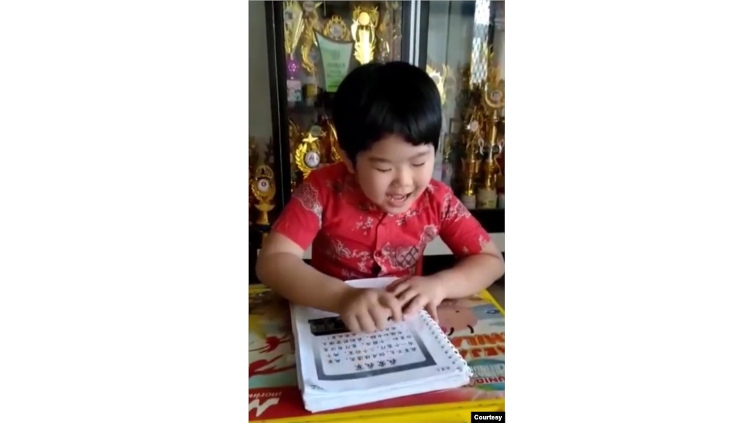 Edric Christopher, di usia lima tahun, sudah pandai membaca hanzi. (Dokumentasi Rising Star)