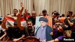 طرفداران مقتدی صدر، روحانی شیعه عراقی پارلمان عراق را اشغال کرده‌اند.