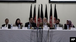 Independent Elections Commission chief Ahmad Yousuf Nuristani, center, speaks during a press conference in Kabul, Afghanistan, Oct. 22, 2013