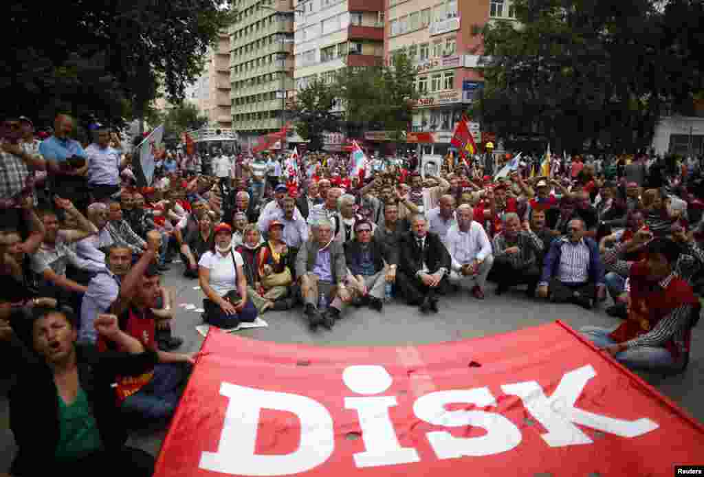 Para anggota Konfederasi Serikat-Serikat Dagang Revolusioner Turki (DISK) ambil bagian dalam demonstrasi di Ankara (17/6).&nbsp;